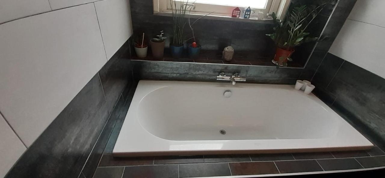 أمستردام Charlotte, Not For Parties, Not A Hotel, Room With Shared Bathroom, No Kitchen المظهر الخارجي الصورة